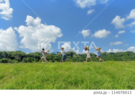夏の草地で遊ぶ子供たち 夏の草地で遊ぶ子供たち 114076013