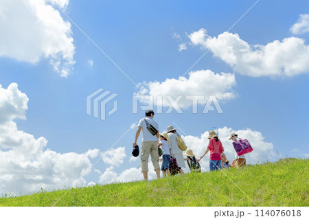 夏の草地を歩く行楽の2家族 114076018