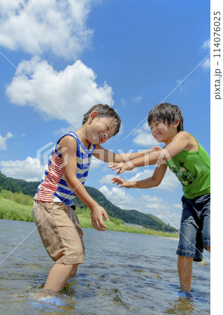 夏の川原で遊ぶ男の子たち 114076025