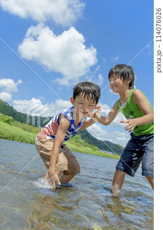 夏の川原で遊ぶ男の子たち 夏の川原で遊ぶ男の子たち 114076026