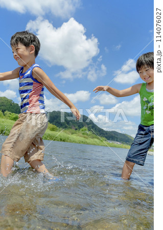 夏の川原で遊ぶ男の子たち 夏の川原で遊ぶ男の子たち 114076027