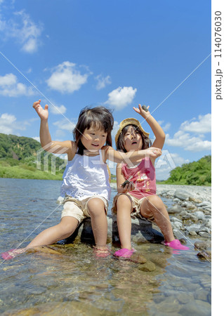 夏の川原で遊ぶ女の子たち 114076030