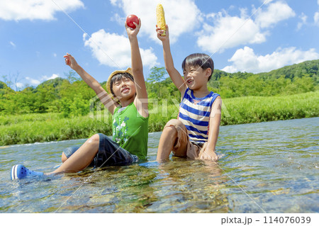 夏の川原で夏野菜を持つ男の子たち 夏の川原で夏野菜を持つ男の子たち 114076039