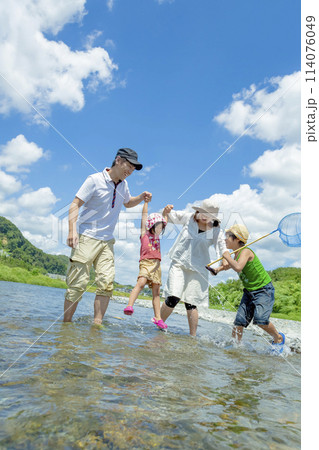 夏の川原で遊ぶ4人家族 114076049