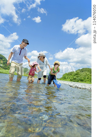 夏の川原で遊ぶ4人家族 114076050