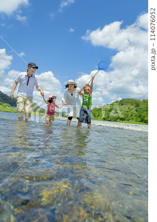 夏の川原で遊ぶ4人家族 114076052