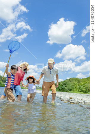 夏の川原で遊ぶ4人家族 夏の川原で遊ぶ4人家族 114076054