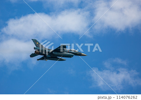 大空を飛ぶ戦闘機 114076262