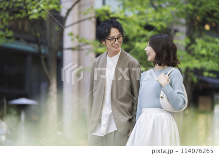 街を歩く笑顔の30代の男女 街を歩く笑顔の30代の男女 114076265