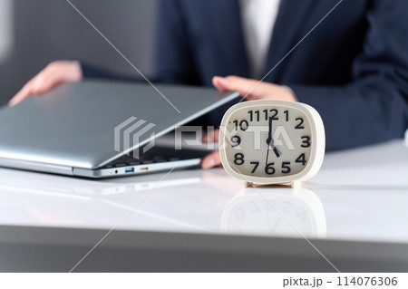 17時に仕事が終わり、退勤をする女性	 114076306