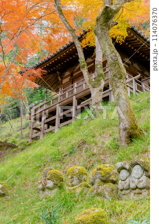 京都市右京区嵯峨の愛宕念仏寺(千二百羅漢の寺) 地蔵堂と紅葉 京都市右京区嵯峨の愛宕念仏寺(千二百羅漢の寺) 地蔵堂と紅葉 114076370