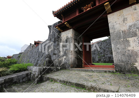 世界遺産首里城の瑞泉門 114076409