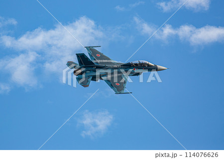 大空を飛ぶ戦闘機 114076626