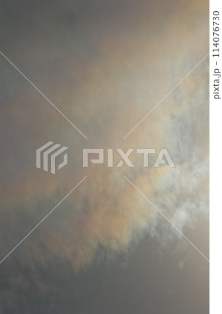 太陽の光が反射する空 114076730