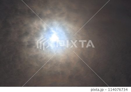 太陽の光が反射する空 太陽の光が反射する空 114076734