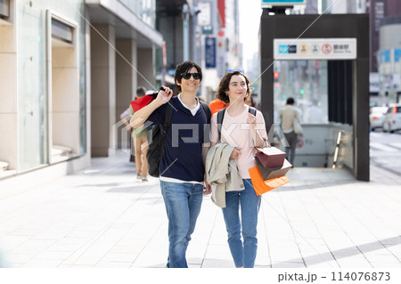 インバウンド　東京の街で買い物を楽しむ外国人 114076873