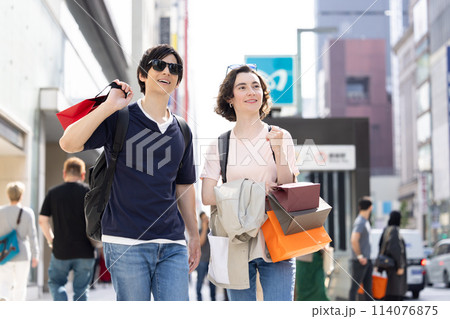 インバウンド　東京の街で買い物を楽しむ外国人 114076875
