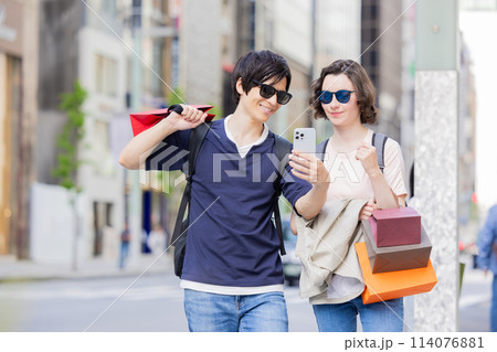 インバウンド　東京の街で買い物を楽しむ外国人 114076881