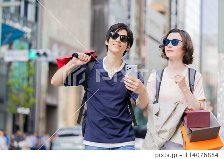 インバウンド　東京の街で買い物を楽しむ外国人 114076884