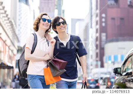 インバウンド 東京の街で買い物を楽しむ外国人 インバウンド 東京の街で買い物を楽しむ外国人 114076913