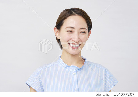 ミドルエイジの女性のポートレート　白背景 114077207