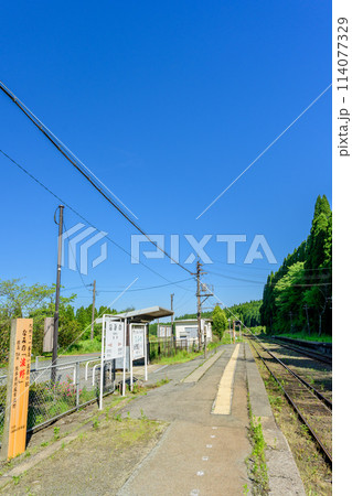 うららかな光芒に映える九州で一番高い高原の駅「波野駅」風景(阿蘇市波野) 114077329