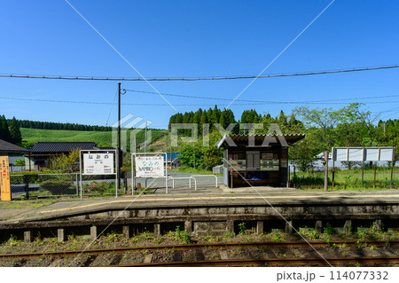 うららかな光芒に映える九州で一番高い高原の駅「波野駅」風景(阿蘇市波野) 114077332