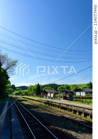 うららかな光芒に映える九州で一番高い高原の駅「波野駅」風景(阿蘇市波野) うららかな光芒に映える九州で一番高い高原の駅「波野駅」風景(阿蘇市波野) 114077440