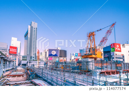 日本の東京都市景観 早朝・渋谷駅や再開発工事、右に向いた大型クレーンなどを望む=4月28日 日本の東京都市景観 早朝・渋谷駅や再開発工事、右に向いた大型クレーンなどを望む=4月28日 114077574
