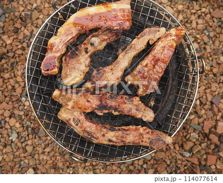 炭火で焼く骨付きカルビ 114077614