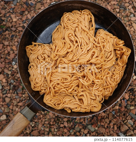 バーベキューで作る焼きそば 114077615