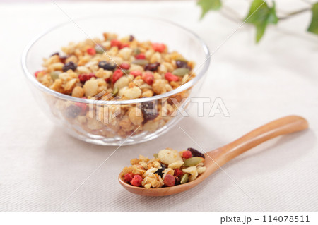 フルーツグラノーラ ヘルシーな朝食 フルーツグラノーラ ヘルシーな朝食 114078511