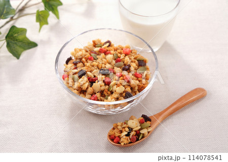 フルーツグラノーラ ヘルシーな朝食 フルーツグラノーラ ヘルシーな朝食 114078541