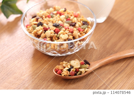 フルーツグラノーラ ヘルシーな朝食 フルーツグラノーラ ヘルシーな朝食 114078546