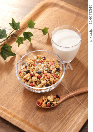 フルーツグラノーラ ヘルシーな朝食 114078549