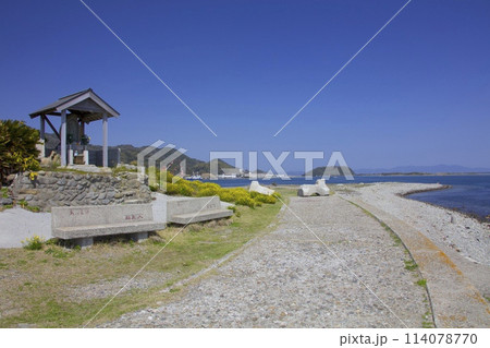 淡路島・生石鼻の先端に祀られる波切不動明王より無人島「成ヶ島」を展望 114078770