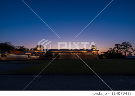 青く澄んだ夜空と金沢城公園の五十間長屋と芝生が広がる三の丸広場の夕景｜石川県金沢市 114079415