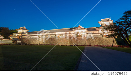 青く澄んだ夜空とライトアップされた金沢城公園の五十間長屋と三の丸広場の夜景｜石川県金沢市 114079433