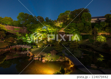 青く澄んだ夜空とライトアップされた金沢城公園の玉泉院丸庭園の夜景｜石川県金沢市 114079442