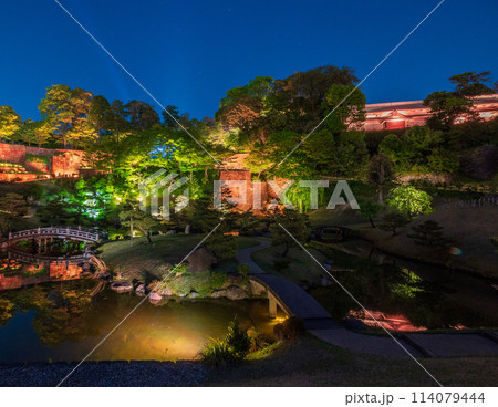 青く澄んだ夜空とライトアップされた金沢城公園の玉泉院丸庭園の夜景｜石川県金沢市 114079444