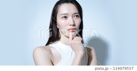 悩む 落ち込む女性イメージ 悩む 落ち込む女性イメージ 114079557