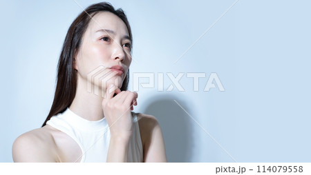 悩む　落ち込む女性イメージ 114079558