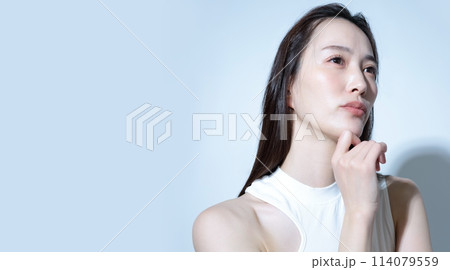 悩む 落ち込む女性イメージ 悩む 落ち込む女性イメージ 114079559