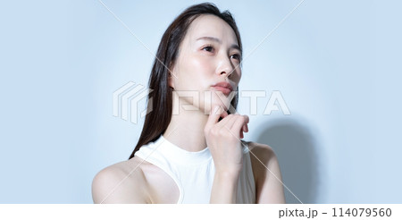 悩む　落ち込む女性イメージ 114079560