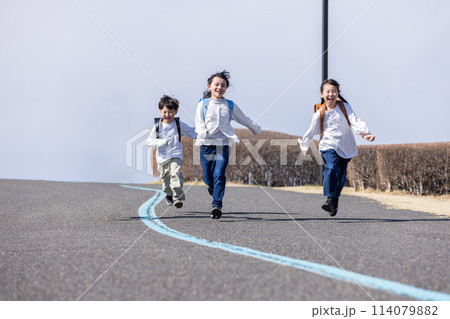 走り出す小学生　Elementary school student running away 114079882