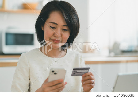 a forty-something woman 114080039