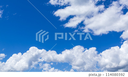 真夏の真っ青な青空に流れるたくさんの雲 114080392