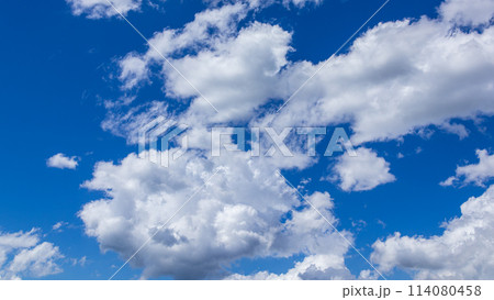 真夏の真っ青な青空に流れるたくさんの雲 真夏の真っ青な青空に流れるたくさんの雲 114080458