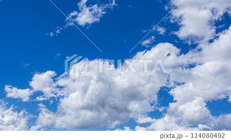 真夏の真っ青な青空に流れるたくさんの雲 114080492