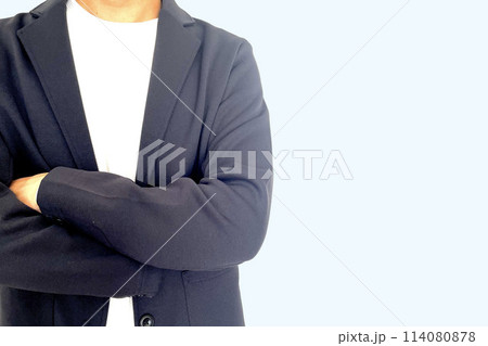 腕組みする若い男性と白背景 114080878